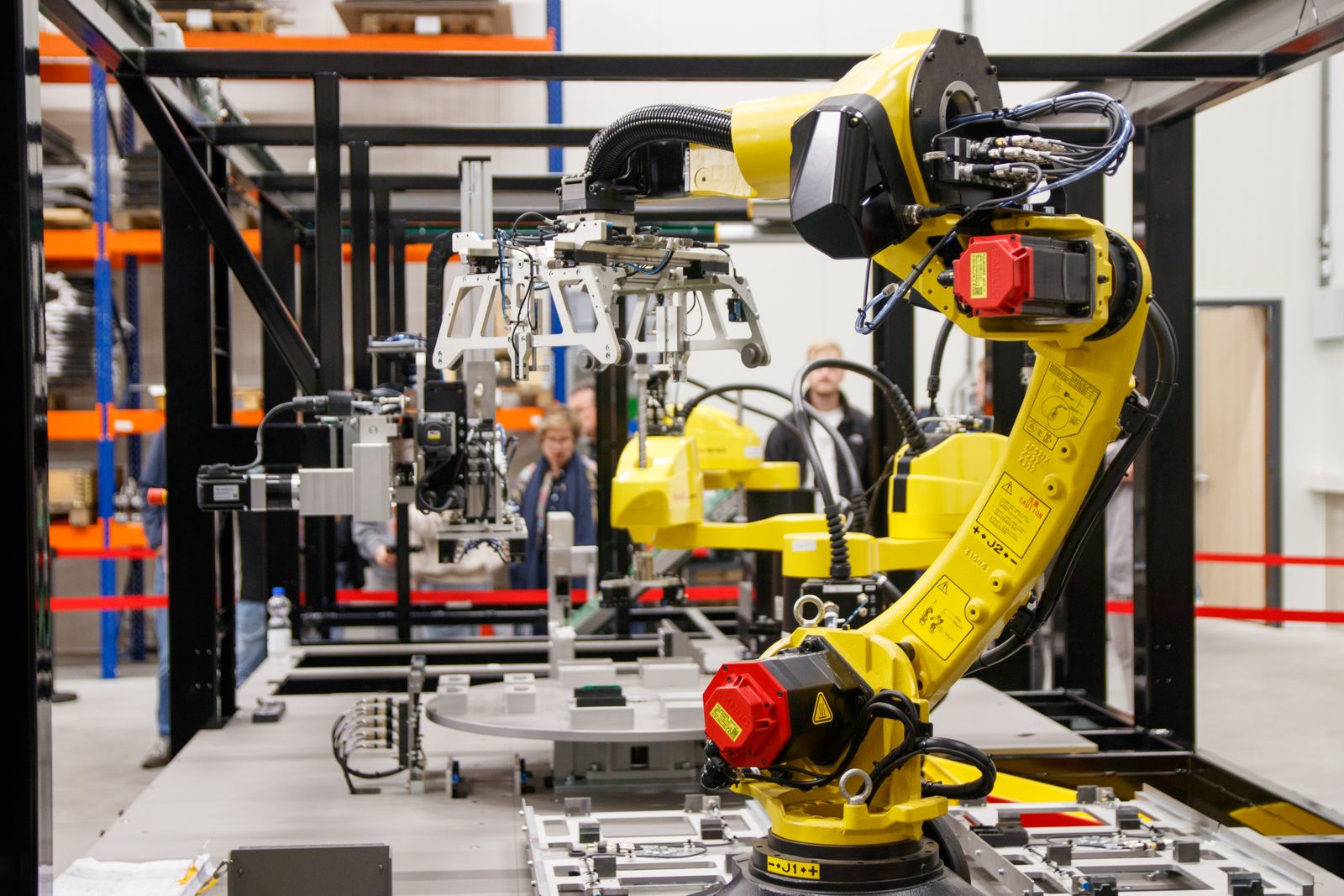 Brazo robótico industrial integrado en una celda de automatización con visión artificial
